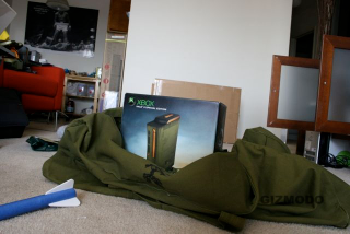 Illustration for article titled Halo 3 Xbox 360 Swag Bag is Incredible (Unbagging Shots and Video)